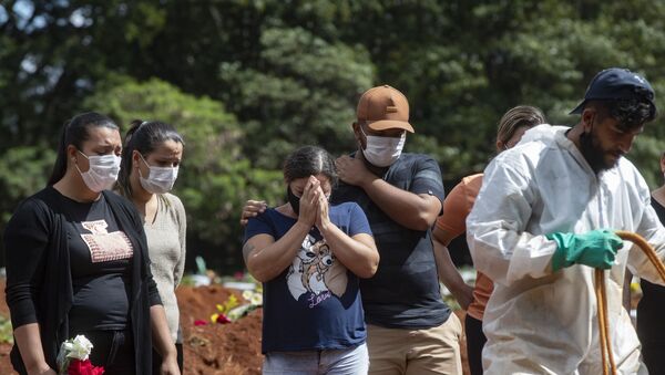 Enterro de vítima da COVID-19 em São Paulo. - Sputnik Brasil