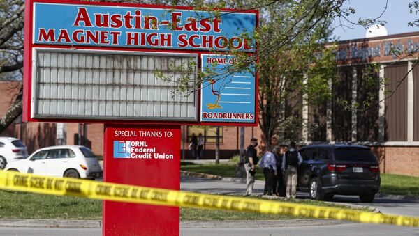 Polícia de Knoxville, nos EUA, trabalha no local de um tiroteio na Austin-East Magnet High School, em 12 de abril de 2021 - Sputnik Brasil