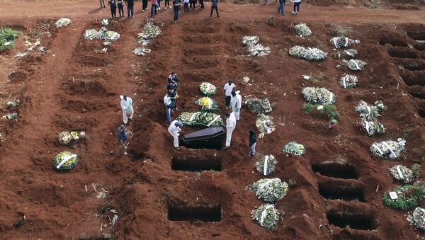 Agentes funerários usam roupa protetora durante enterro de vítima da COVID-19, no cemitério de Vila Formosa, São Paulo, 7 de abril de 2021  - Sputnik Brasil