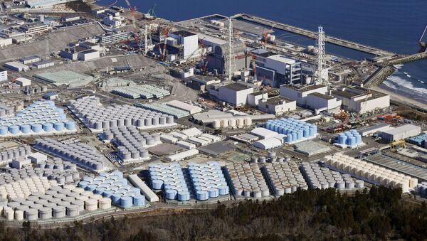 Vista aérea mostra tanques de armazenamento de água tratada na usina nuclear de Fukushima, no Japão - Sputnik Brasil