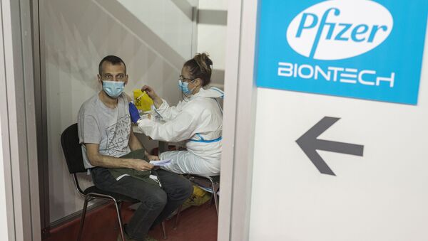 Homem recebe segunda dose da vacina da Pfizer/BioNTech contra a doença a COVID-19 em Belgrado, Sérvia, 13 de abril de 2021 - Sputnik Brasil