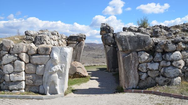 A Porta do Rei situada a sudeste das fortificações da cidade Hattusa, a capital do Império Hitita no final da Idade do Bronze, Bogazkale, Turquia, com uma escultura de um guerreiro em alto relevo medindo 2,25 metros de altura - Sputnik Brasil