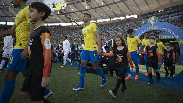 As seleções masculinas de Brasil e Peru entram em campo no Maracanã para a final da Copa América, em 7 de julho de 2019 - Sputnik Brasil