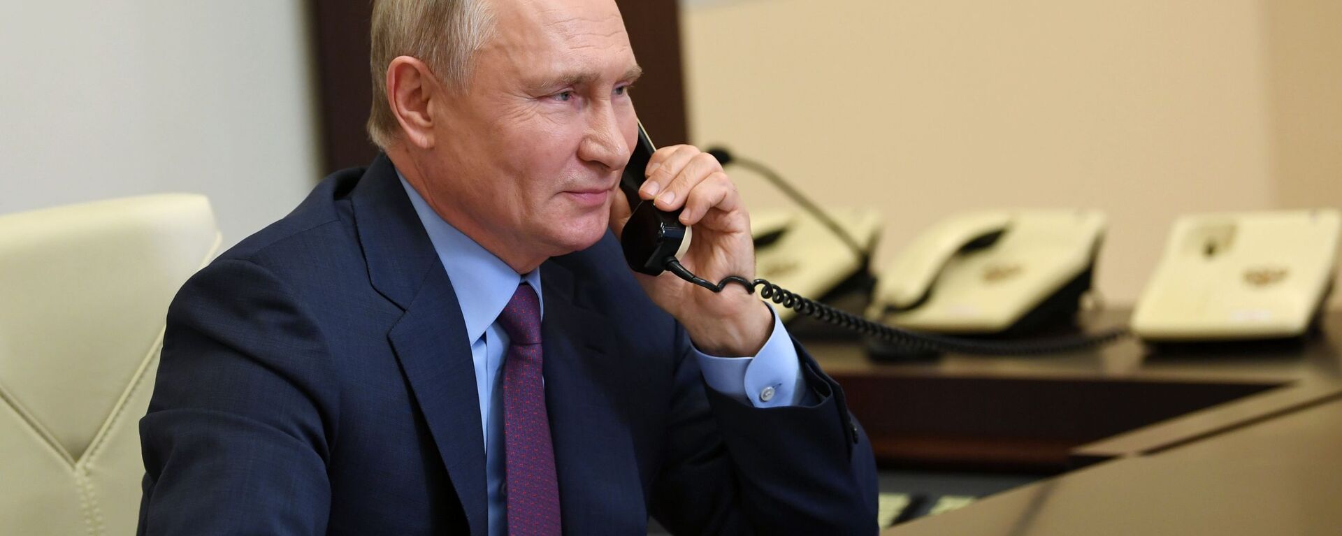 Presidente Vladimir Putin em uma ligação telefônica - Sputnik Brasil, 1920, 18.03.2022