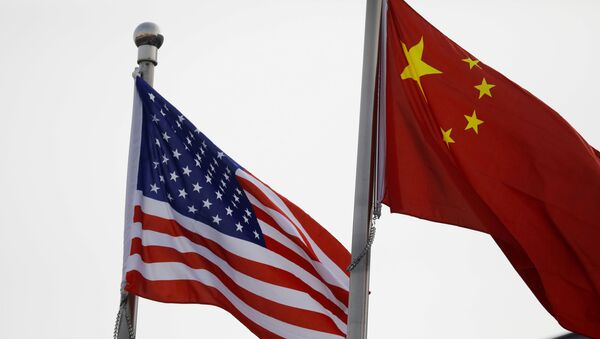 Bandeiras chinesas e americanas tremulam em frente ao prédio de uma empresa americana em Pequim, China, em 21 de janeiro de 2021 - Sputnik Brasil