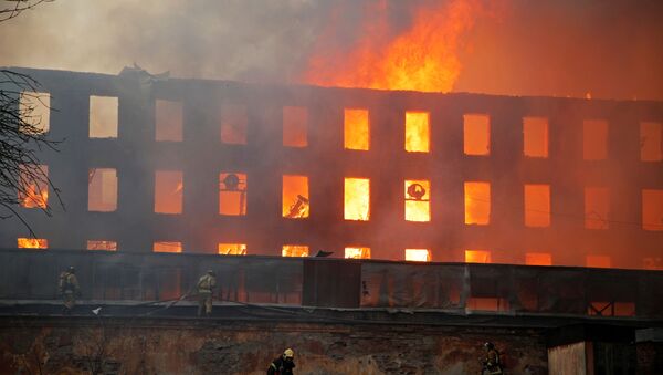 Bombeiros trabalham para apagar incêndio na fábrica Nevskaya Manufaktura, no centro de São Petersburgo, na Rússia, no dia 12 de abril de 2021 - Sputnik Brasil