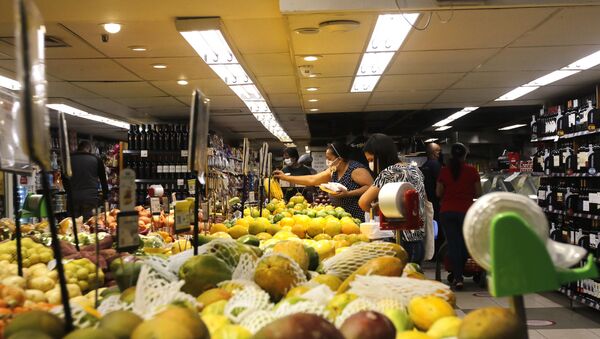 Consumidores fazem compras em supermercado no Rio de Janeiro. - Sputnik Brasil