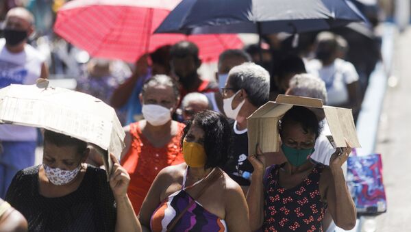 Idosos aguardam em fila de vacinação contra a COVID-19 em Duque de Caxias, no Rio de Janeiro, no Brasil, no dia 29 de março de 2021 - Sputnik Brasil