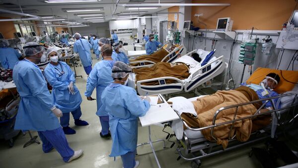 Médicos atendem pacientes com COVID-19 em sala de emergência do Hospital Nossa Senhora da Conceição, em Porto Alegre, 11 de março de 2021 - Sputnik Brasil