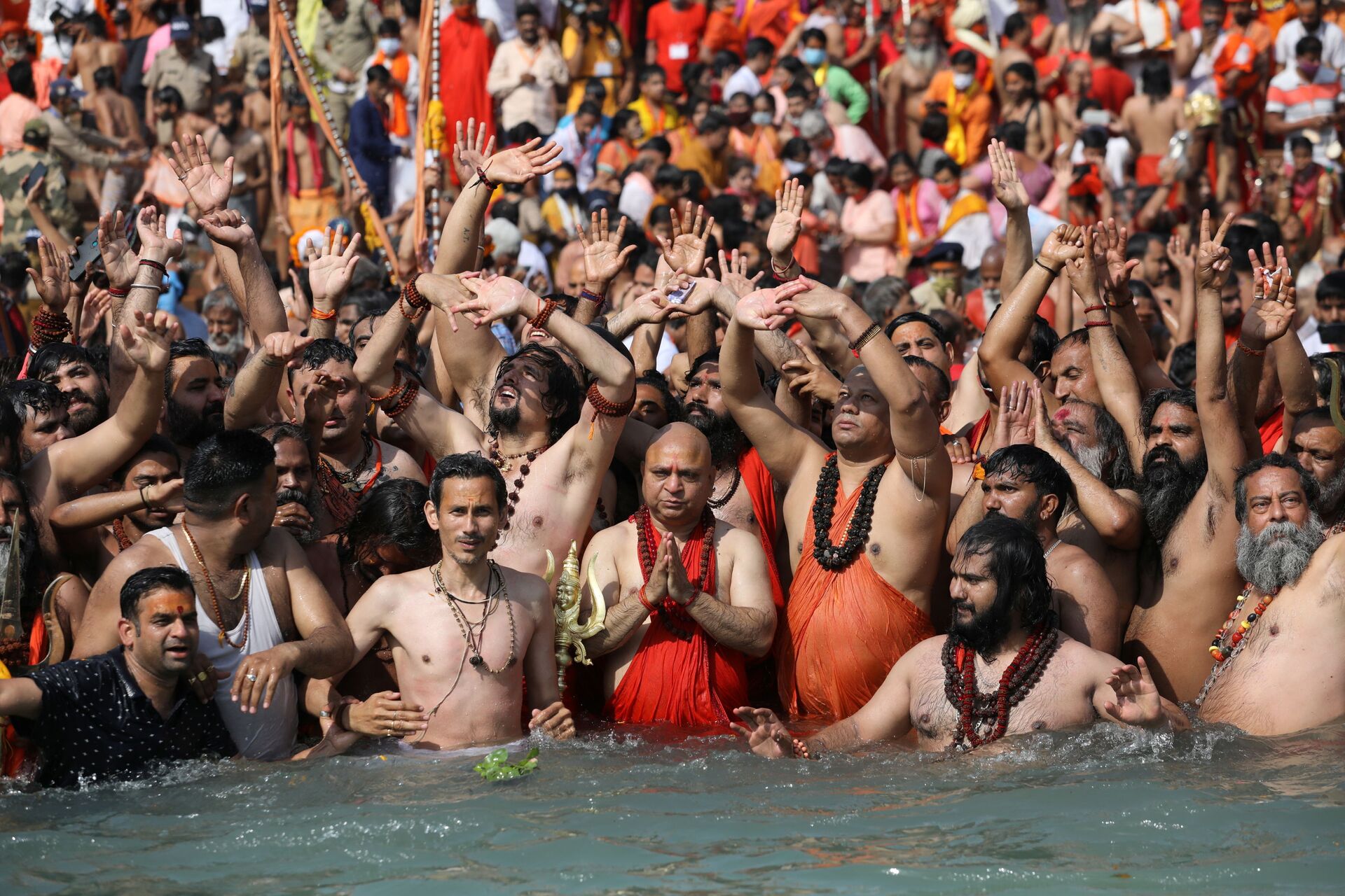 COVID-19: 650 mil hindus se aglomeram no Ganges durante celebração religiosa na Índia (FOTOS) - Sputnik Brasil, 1920, 14.04.2021