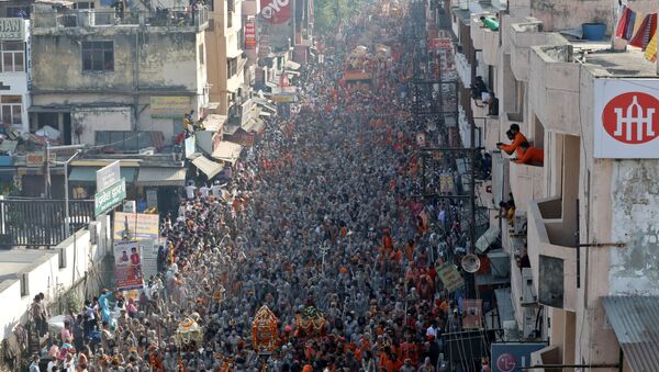 Em meio a um pico de novos casos de COVID-19, centenas de milhares de hindus participam da celebração religiosa Kumbh Mela, em Haridwar, na Índia, em 14 de abril de 2021 - Sputnik Brasil