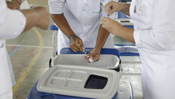 Trabalhadores da Saúde preparam doses da vacina CoronaVac durante a vacinação para pessoas de 71 anos ou mais no Rio de Janeiro, no Brasil, no dia 31 de março de 2021 - Sputnik Brasil
