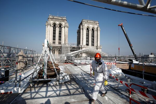 Vista para a reconstrução do telhado de Notre-Dame, que foi danificado no incêndio há dois anos, Paris, França, 15 de abril de 2021 - Sputnik Brasil