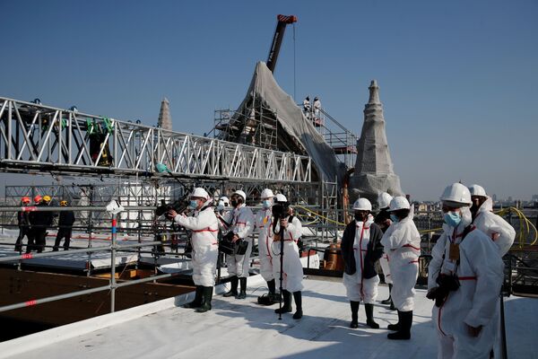 Jornalista trabalham no local de reconstrução do telhado de Notre-Dame, Paris, França, 15 de abril de 2021 - Sputnik Brasil