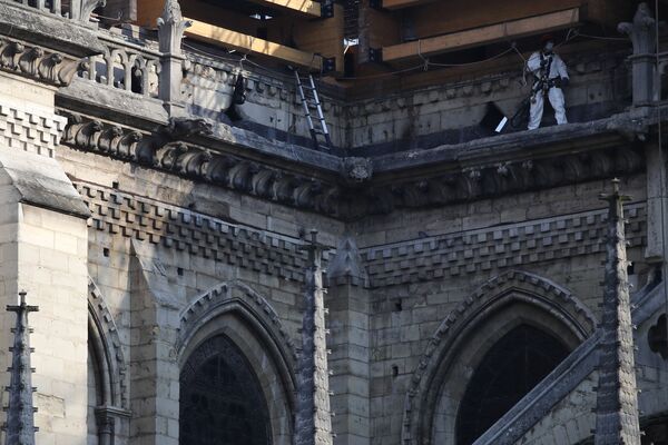Operário caminha na cornija da catedral de Notre-Dame, Paris, França, 15 de abril de 2021 - Sputnik Brasil