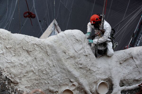 Operário durante a reconstrução da catedral de Notre-Dame, 15 de abril de 2021 - Sputnik Brasil