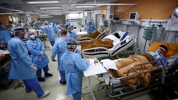 Médicos atendem pacientes do pronto-socorro do hospital Nossa Senhora da Conceição, superlotado por surto de coronavírus, em Porto Alegre, Brasil, 11 de março de 2021 - Sputnik Brasil