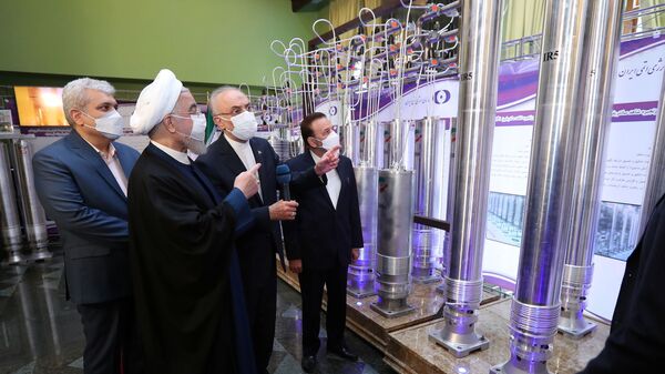 O presidente iraniano, Hassan Rouhani, analisa as novas conquistas nucleares do Irã durante o Dia Nacional da Energia Nuclear do Irã em Teerã, Irã, 10 de abril de 2021 - Sputnik Brasil