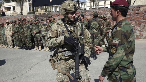 Soldado da Dinamarca, no centro à esquerda, fala com soldado recém-formado do Exército do Afeganistão na Academia Militar afegã em Cabul, Afeganistão, 24 de fevereiro de 2020 - Sputnik Brasil