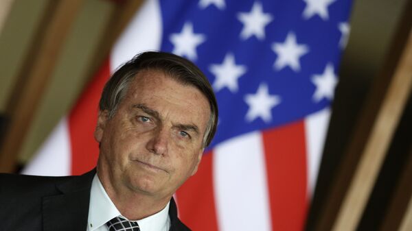 O presidente do Brasil, Jair Bolsonaro, posa com a bandeira dos Estados Unidos ao fundo durante encontro com o então conselheiro de Segurança Nacional dos EUA, Robert O'Brien, em Brasília, em 20 de outubro de 2020 - Sputnik Brasil