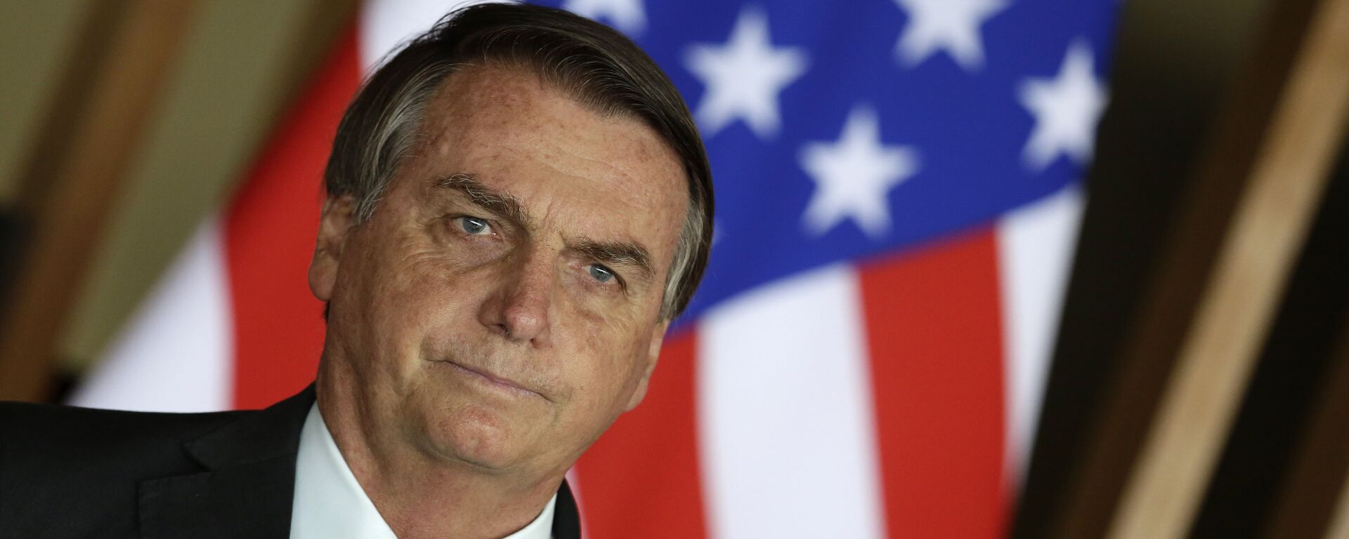 O presidente do Brasil, Jair Bolsonaro, posa com a bandeira dos Estados Unidos ao fundo durante encontro com o então conselheiro de Segurança Nacional dos EUA, Robert O'Brien, em Brasília, em 20 de outubro de 2020 - Sputnik Brasil, 1920, 27.10.2021