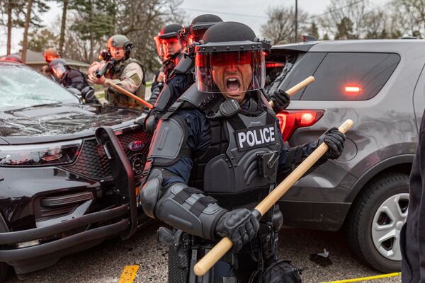 Confrontações entre policiais e manifestantes em Minneapolis, EUA, em 11 de abril de 2021 - Sputnik Brasil