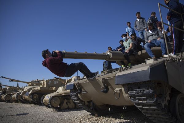 Estudantes sobre um tanque em Israel durante a cerimônia anual do Dia de Memória em homenagem aos soldados falecidos e vítimas do terrorismo, Israel, 14 de abril de 2021 - Sputnik Brasil