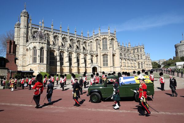 Carro funerário com o caixão do príncipe Philip no terreno do Castelo de Windsor - Sputnik Brasil