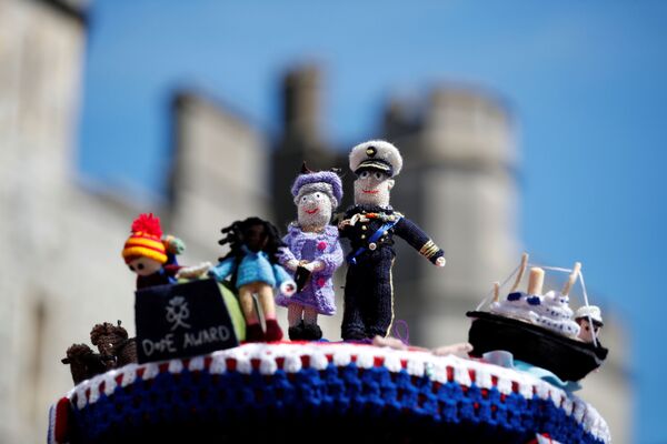 Estatuetas de malha da rainha Elizabeth e do príncipe Philip no dia do funeral do duque de Edimburgo - Sputnik Brasil