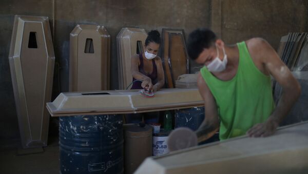Trabalhadores preparam caixões em uma fábrica em meio à pandemia de COVID-19 em Nova Iguaçu, no estado do Rio de Janeiro, em 12 de abril de 2021 - Sputnik Brasil