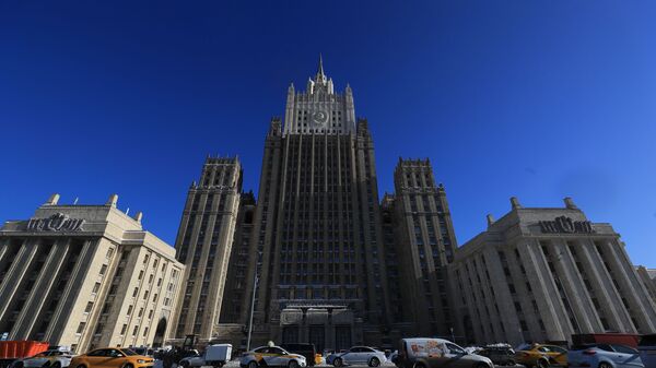 Em Moscou, capital da Rússia, carros passam em frente à sede do Ministério das Relações Exteriores da Rússia, em 15 de abril de 2021 - Sputnik Brasil