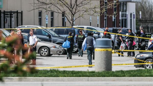 Investigadores no local após um tiroteio em massa em uma instalação da FedEx em Indianápolis, Indiana, EUA, 16 de abril de 2021 - Sputnik Brasil