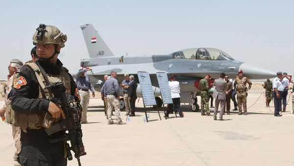 Caça F-16 iraquiano na base aérea de Balad, no Iraque - Sputnik Brasil