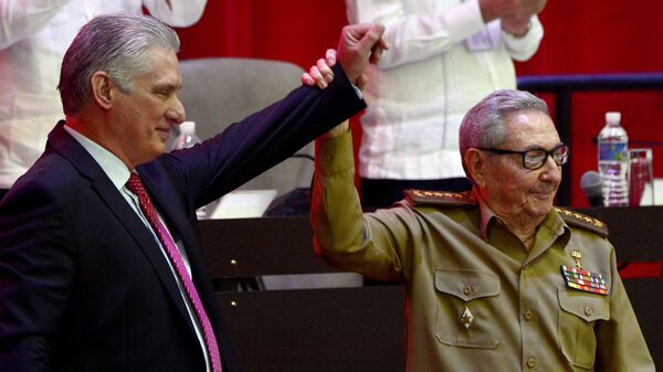 Raúl Castro, à direita, levanta a mão do presidente cubano Miguel Díaz-Canel após sua eleição como primeiro-secretário do Partido Comunista na sessão de encerramento do VIII Congresso do Partido Comunista Cubano (PCC) em Havana, em Cuba, no dia 19 de abril de 2021 - Sputnik Brasil