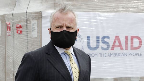Embaixador dos EUA na Rússia, John Sullivan, durante entrega de um segundo lote de 150 ventiladores para combater a pandemia do coronavírus, em Moscou - Sputnik Brasil