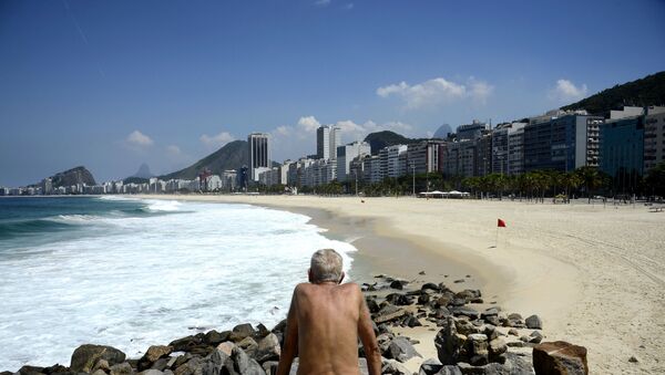 Praia do Leme e Copacabana, no Rio de Janeiro, vazias após decreto que proibia permanência nas areias. - Sputnik Brasil