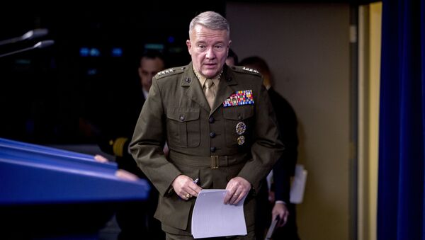 General Kenneth McKenzie, chefe do Comando Central dos Estados Unidos, chega para coletiva de imprensa no Pentágono em Washington, EUA, 30 de outubro de 2019 - Sputnik Brasil