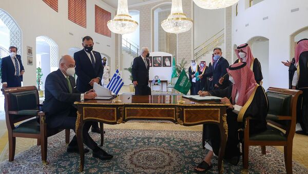 O ministro das Relações Exteriores da Arábia Saudita, príncipe Faisal bin Farhan Al Saud e o ministro das Relações Exteriores da Grécia Nikos Dendias, assinam documentos em Riad, Arábia Saudita em 20 de abril de 2021 - Sputnik Brasil