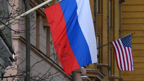 Bandeiras russa e norte-americana na embaixada dos EUA em Moscou, Rússia - Sputnik Brasil