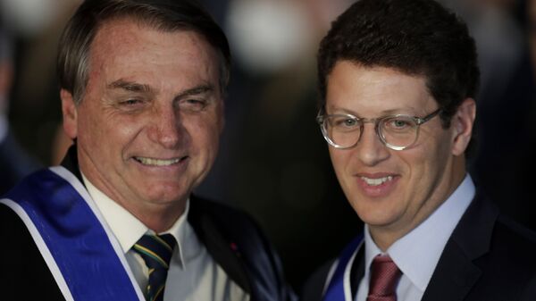 Jair Bolsonaro, à esquerda, com o ministro do Meio Ambiente, Ricardo Salles, após condecorá-lo com a Medalha de Mérito Rio Branco, o maior prêmio da diplomacia, em 22 de outubro, 2020. - Sputnik Brasil