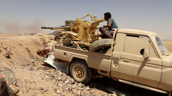 Um soldado do governo iemenita dispara arma montada em um veículo na linha de frente do combate contra os houthis em Marib, Iêmen, em 28 de março de 2021 - Sputnik Brasil