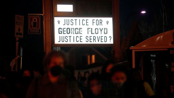 Manifestantes reagem ao veredito do ex-policial Derek Chauvin, considerado culpado pela morte de George Floyd, na Praça George Floyd em Minneapolis, Minnesota, EUA, em 20 de abril de 2021 - Sputnik Brasil