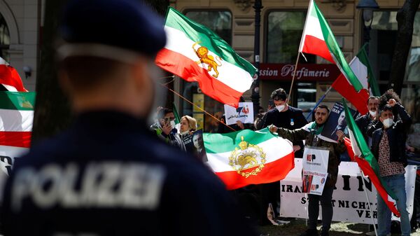 Um grupo de oposição do Irã protesta em frente ao hotel, durante uma reunião da Comissão Conjunta JCPOA, em Viena, Áustria, em 9 de abril de 2021 - Sputnik Brasil
