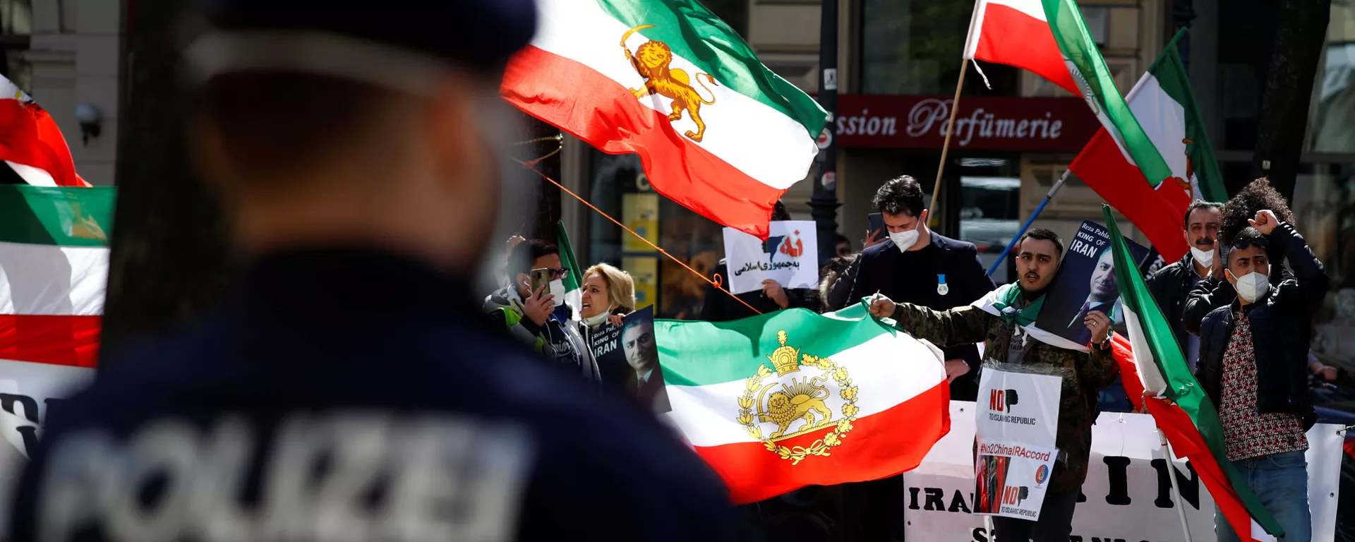 Um grupo de oposição do Irã protesta em frente ao hotel, durante uma reunião da Comissão Conjunta JCPOA, em Viena, Áustria, em 9 de abril de 2021 Um grupo de oposição do Irã protesta em frente ao hotel, durante uma reunião da Comissão Conjunta JCPOA, em Viena, Áustria, em 9 de abril de 2021 - Sputnik Brasil, 1920, 25.11.2021