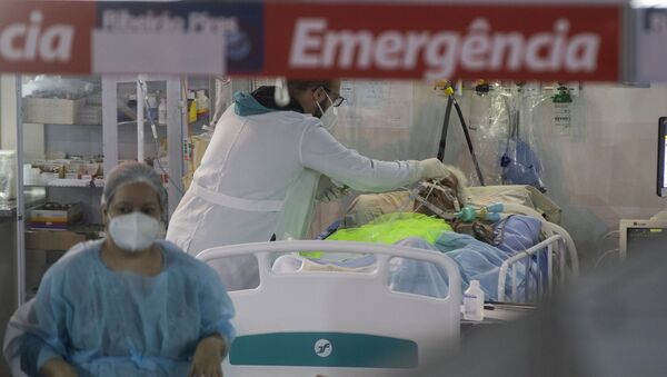 Em Ribeirão Pires, na região metropolitana de São Paulo, profissionais de saúde cuidam de uma paciente de COVID-19 em um hospital de campanha, em 17 de abril de 2021 - Sputnik Brasil