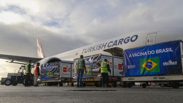 Contêineres transportadores de doses da vacina CoronaVac, descarregados de um avião cargueiro no Aeroporto Internacional de Guarulhos, São Paulo, no dia 19 de abril de 2021 - Sputnik Brasil