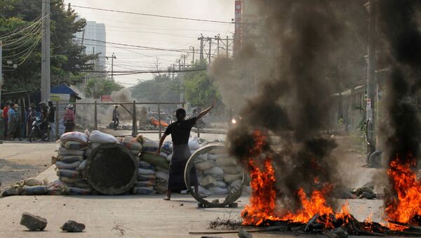 Manifestantes se reúnem atrás de barricadas durante um protesto contra o golpe militar em Mianmar, na cidade de Mandalay, em 22 de março de 2021 - Sputnik Brasil