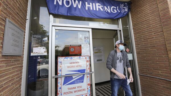um cliente sai de uma agência dos Correios dos EUA e sob um banner anunciando uma vaga de emprego, em Seattle, EUA um cliente sai de uma agência dos Correios dos EUA e sob um banner anunciando uma vaga de emprego, em Seattle, EUA - Sputnik Brasil