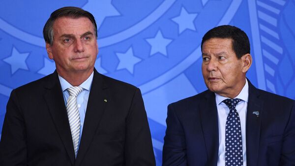 O presidente Jair Bolsonaro ao lado do vice-presidente Hamilton Mourão durante cerimônia em Brasília. - Sputnik Brasil