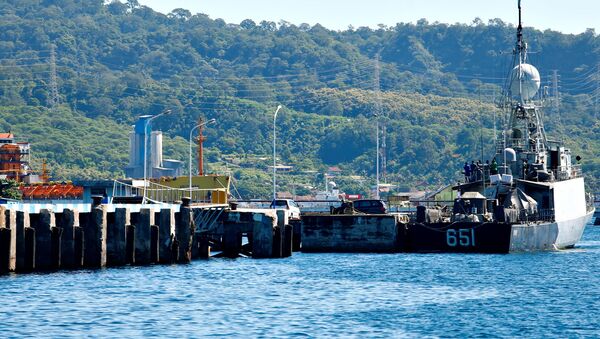 Embarcação da Marinha da Indonésia é vista durante as buscas pelo submarino desaparecido KRI Nanggala-402, 23 de abril de 2021 - Sputnik Brasil